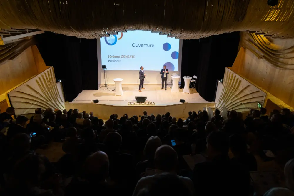 Discours d'ouverture sur scène pendant une convention d’entreprise à Saint-Étienne au format amphithéâtre