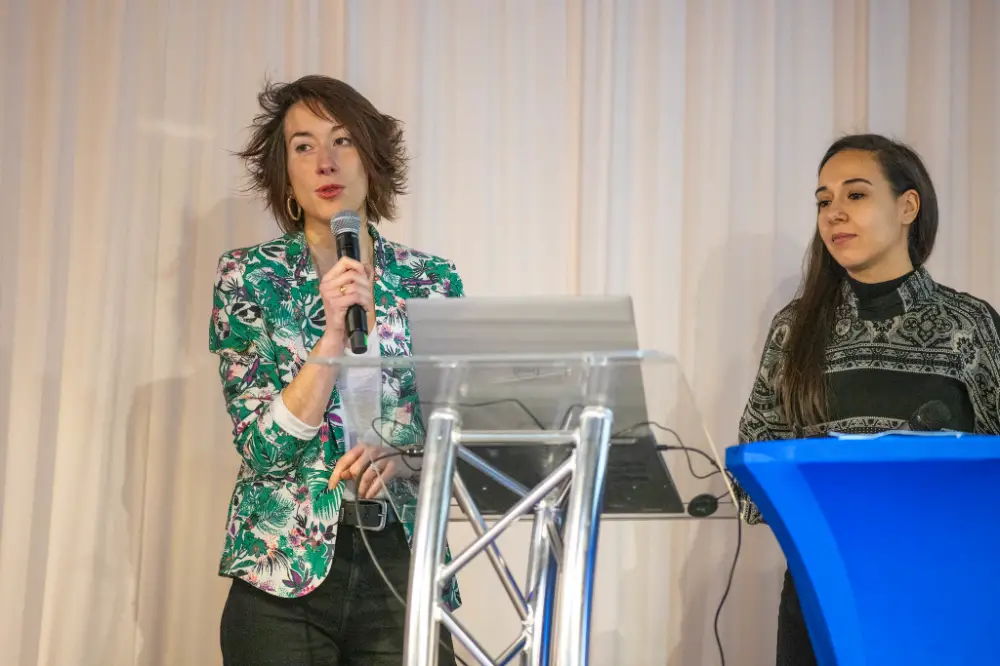 Présentation sur scène avec deux intervenantes à une convention à Nice