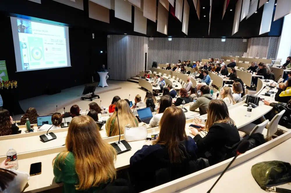 Participants attentifs devant une présentation projetée dans une salle de convention à Bourges
