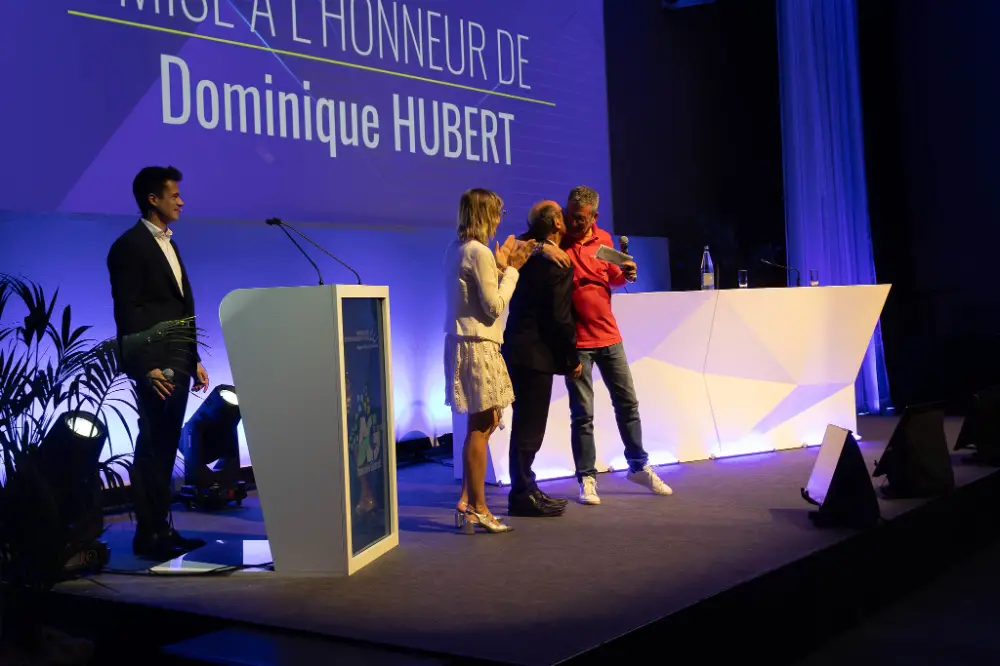 Mise à l’honneur d’un collaborateur sur scène lors d’un événement d’entreprise à Brest