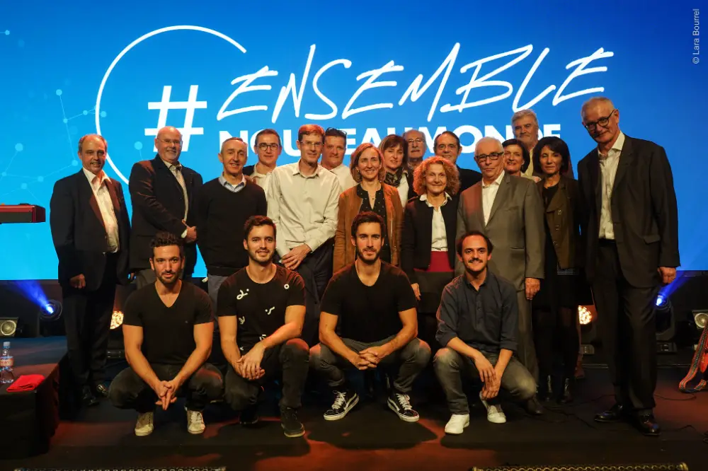 Photo de groupe sur scène avec les organisateurs et participants d’un événement d’entreprise à Chambéry