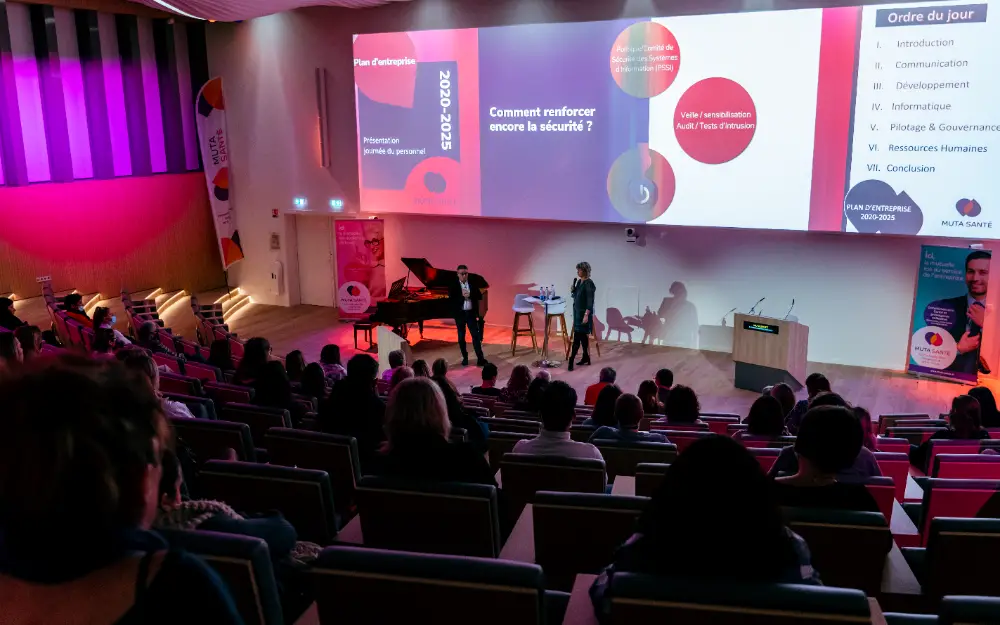 Présentation stratégique dans un amphithéâtre moderne pendant un événement corporate à Gap.