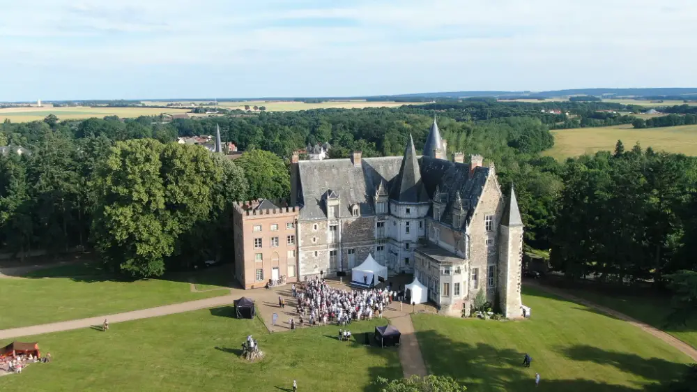 Organisation d’un événement d’entreprise dans un château au Mans avec un grand groupe réuni en extérieur