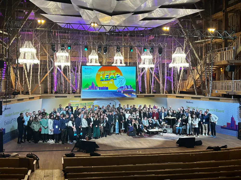 Clôture d’un événement d’entreprise à Grenoble avec tous les participants réunis sur scène dans un décor immersif.