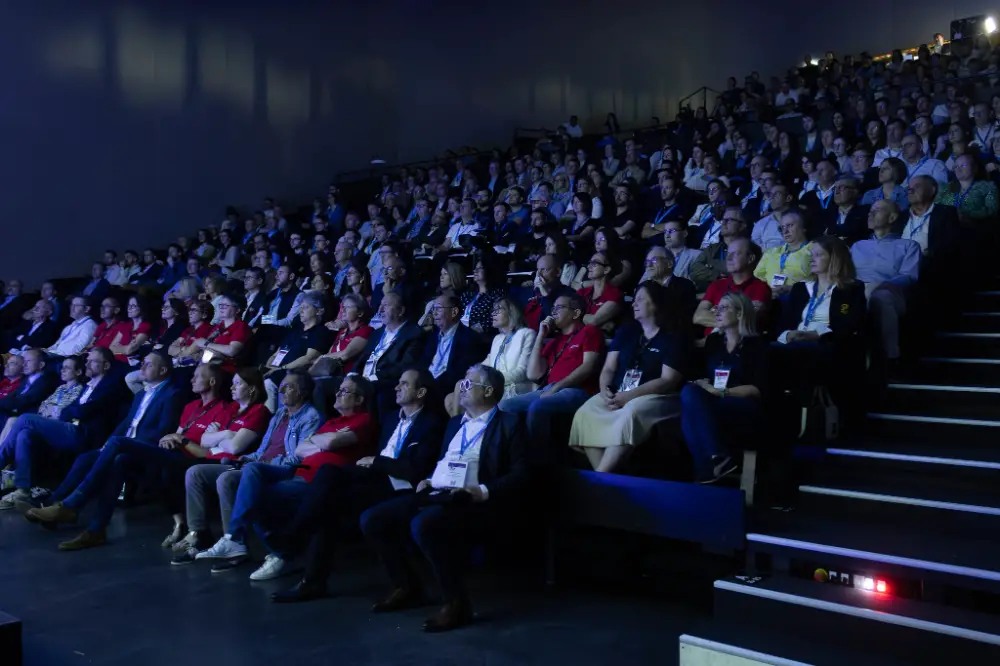 Participants réunis dans un amphithéâtre à Laval pour une convention d’entreprise dynamique