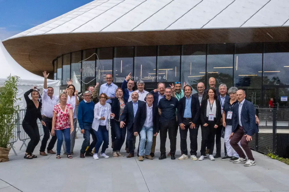 Photo de groupe devant l’Espace Mayenne à Laval après une convention d’entreprise réussie
