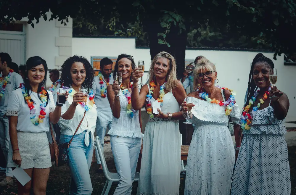 Moment convivial entre collègues lors d’une soirée tropicale à Barcelone pendant une convention d’entreprise