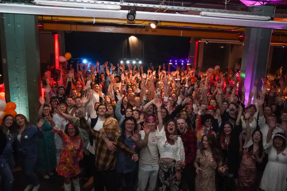 Grande soirée d’entreprise sur le thème des années 70 avec des participants costumés et une ambiance festive