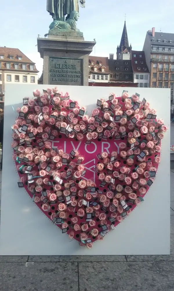 Mur en forme de cœur composé de roses et produits Ivory, installé sur la place Kléber à Strasbourg pour une opération de street marketing