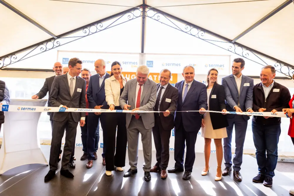 Inauguration officielle avec découpe de ruban par les élus et les promoteurs