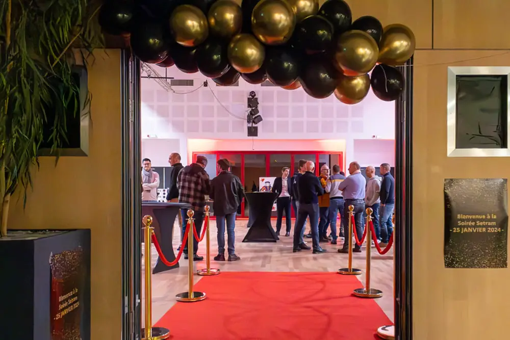 Accueil des invités sur tapis rouge lors d’un événement professionnel à Laval