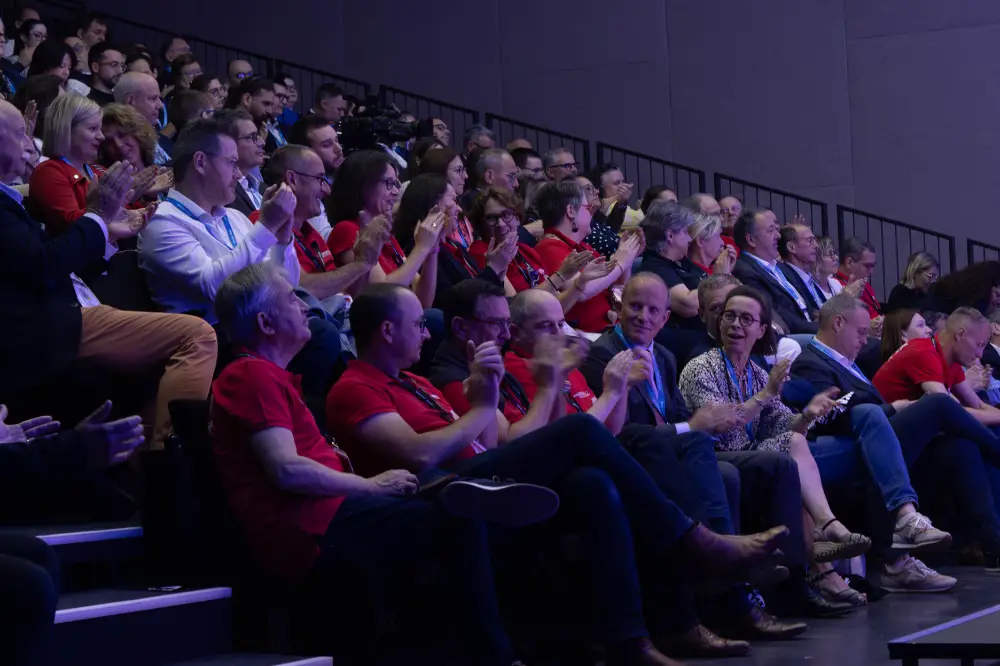 Participants applaudissant dans un amphithéâtre durant une conférence d’entreprise organisée à La Rochelle.