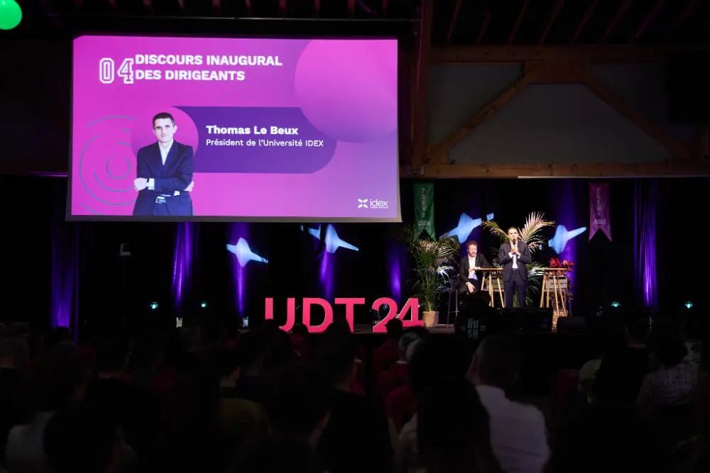   Scène de discours lors d’une convention d’entreprise organisée par une agence événementielle à Bourg-en-Bresse
