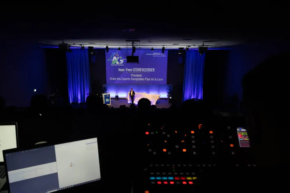 Présentation officielle d’un dirigeant d’entreprise devant un large public lors d’une convention à Brest