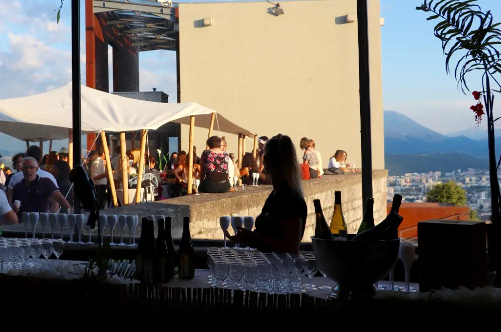 Cocktail dinatoire sur une terrasse panoramique avec vue sur les montagnes, organisé par une agence événementielle à Chambéry