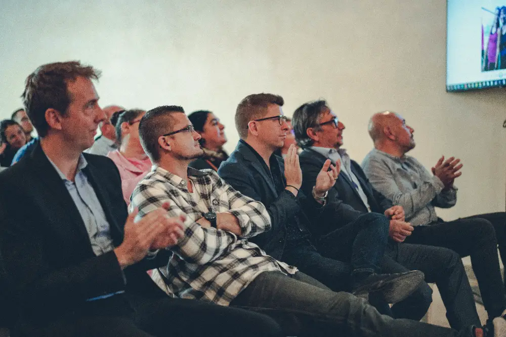 Participants attentifs lors d’une convention d’équipe à Colmar