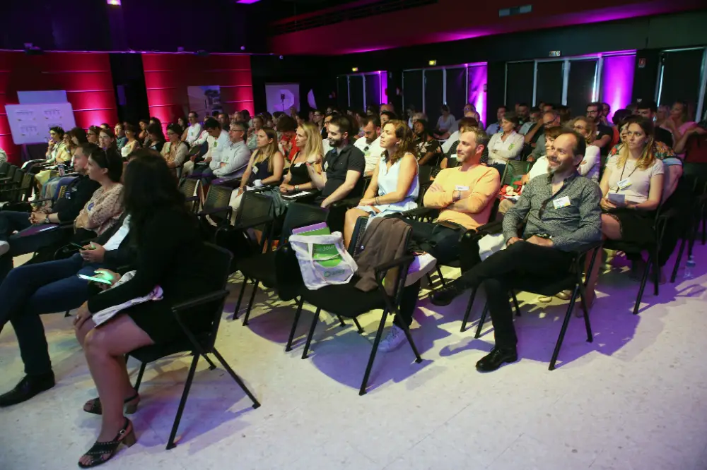 Participants attentifs lors d'une conférence professionnelle à Orléans