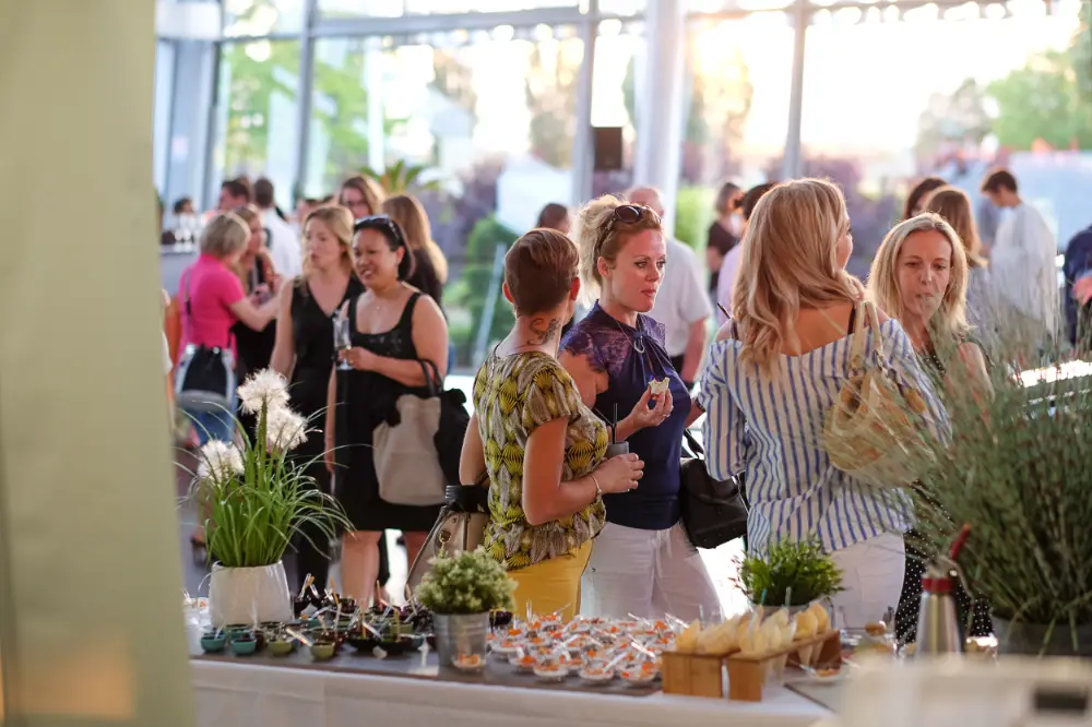 Cocktail d’entreprise en extérieur dans un jardin à Marseille, tous les invités en tenue blanche