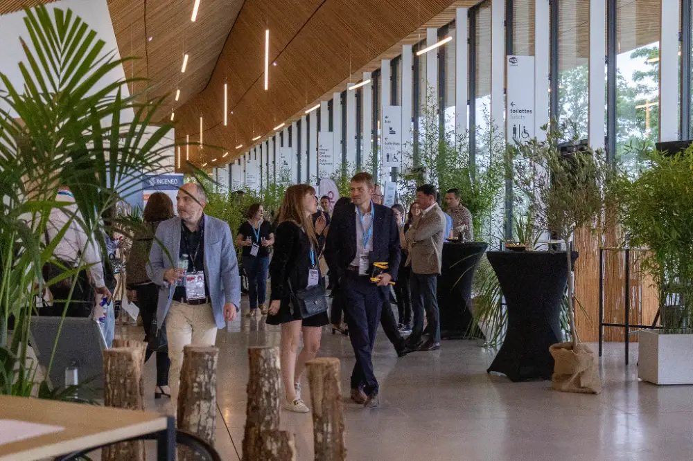 Participants échangeant dans le hall d’un lieu événementiel moderne à Laval