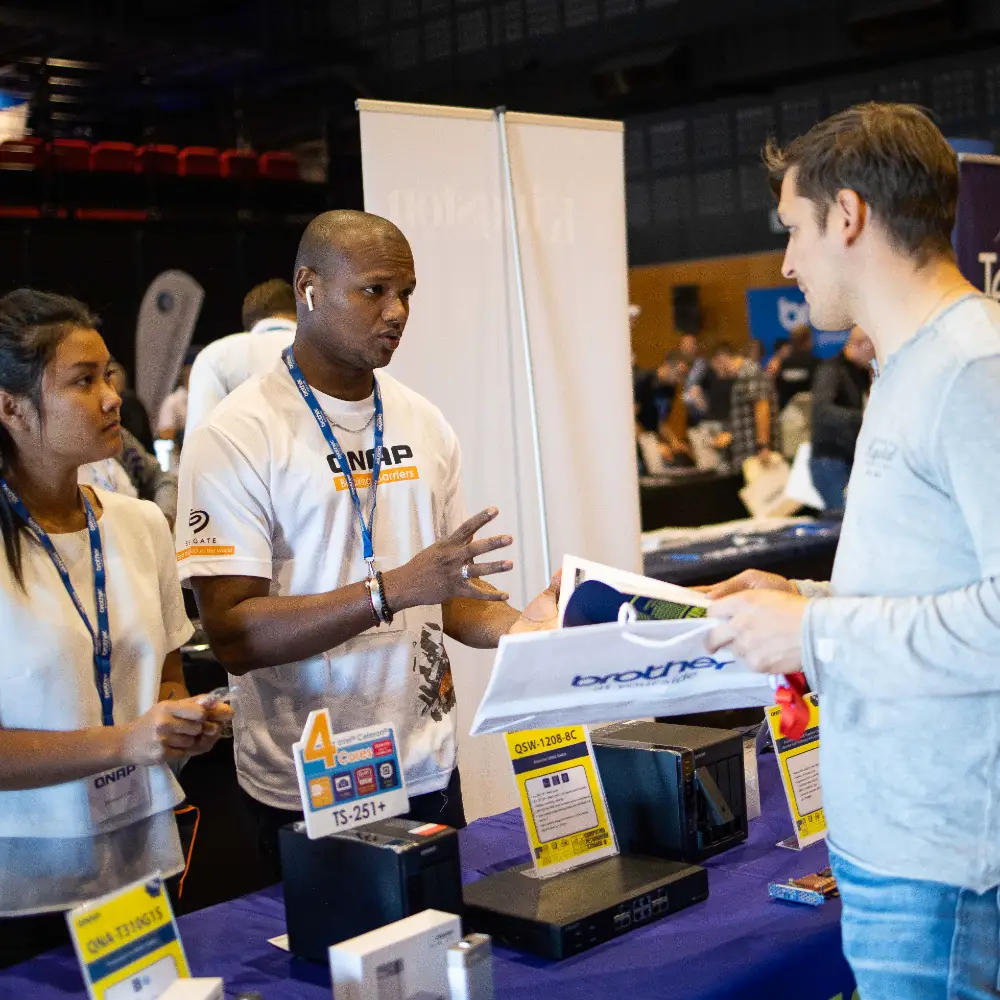 Échange professionnel entre exposants et visiteurs pendant une convention d’entreprise à Bourg-en-Bresse