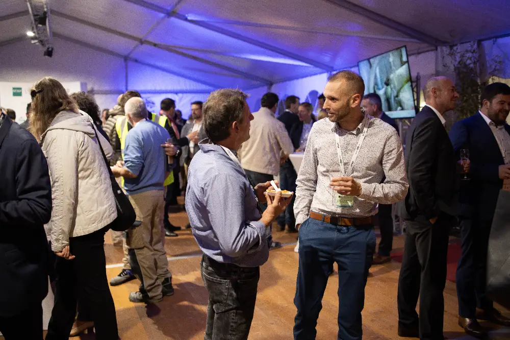Participants échangeant lors d’un cocktail networking pendant une convention professionnelle à Brest
