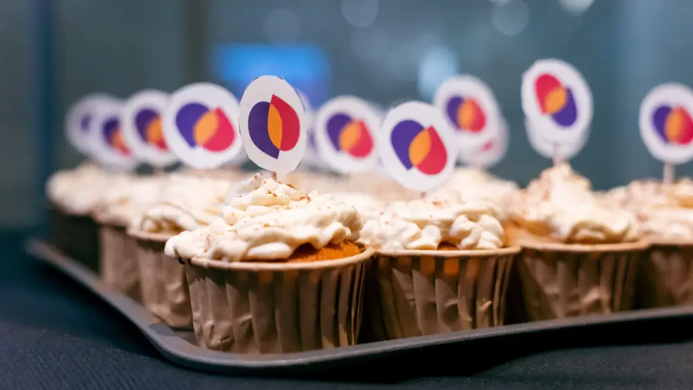 Plateau de cupcakes personnalisés avec le logo de l’entreprise, servis lors d’une convention à Bruxelles