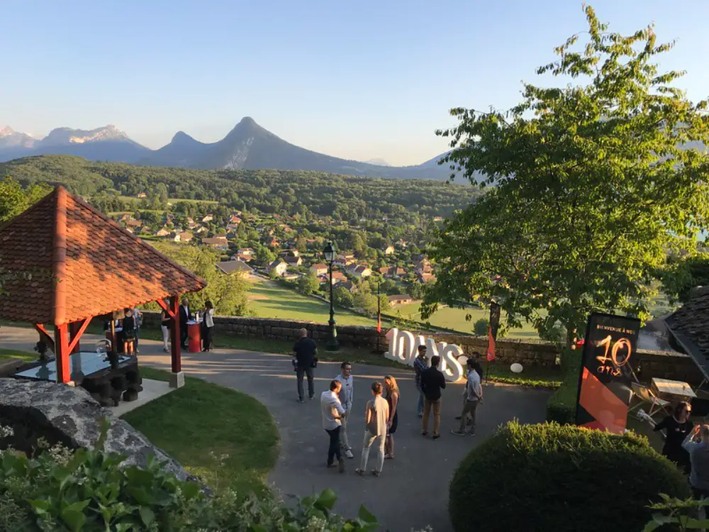 Vue panoramique sur les montagnes de Savoie pendant une convention d’entreprise en extérieur à Chambéry