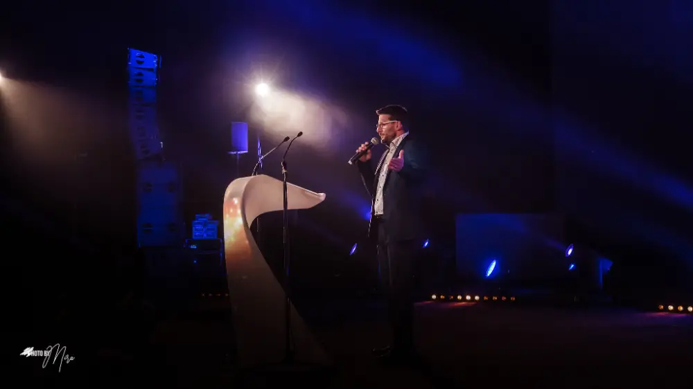 Discours sur scène avec ambiance lumière lors d'une convention à Nice