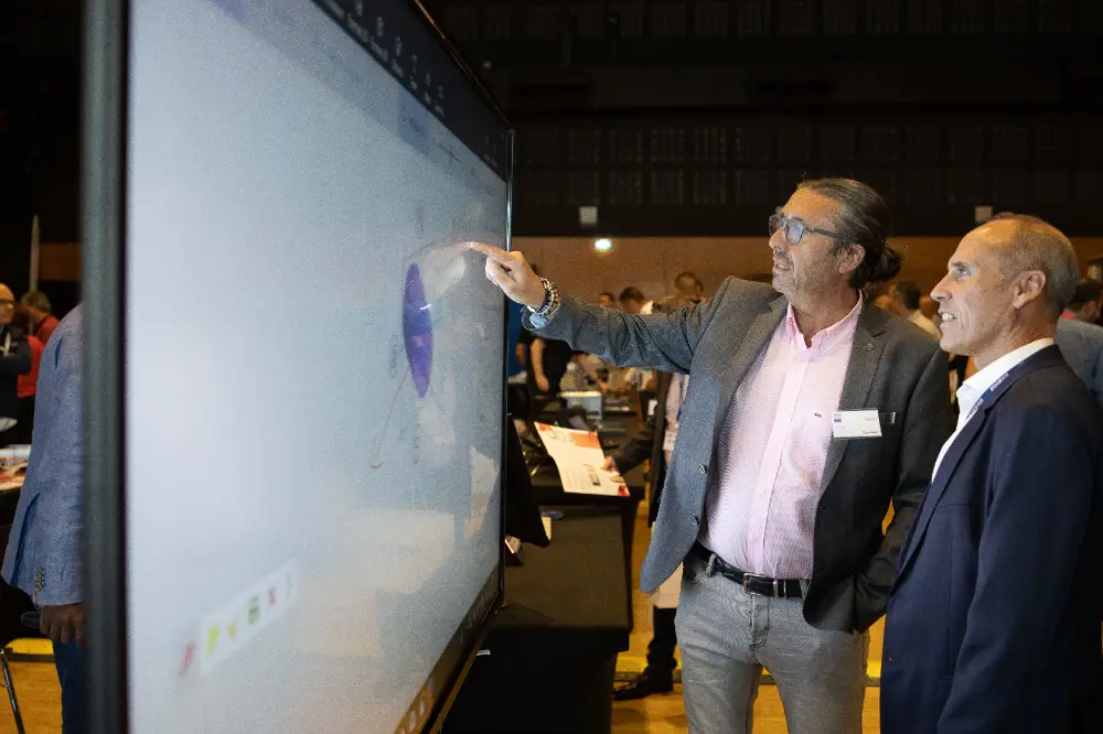 Présentation interactive sur écran tactile pendant une convention professionnelle à Fontainebleau.
