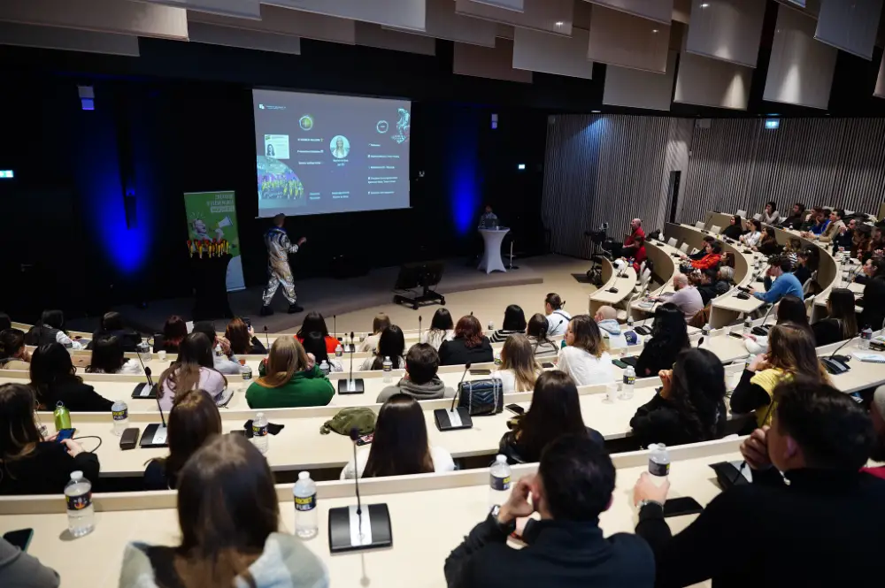 Conférence inspirante animée dans un amphithéâtre moderne, lors d’une réunion professionnelle à Brest