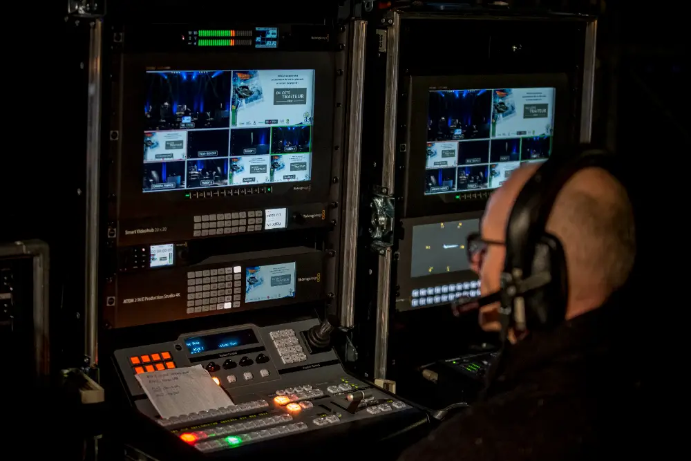 Technicien en régie pilotant la diffusion en direct d’une convention d’entreprise à Reims