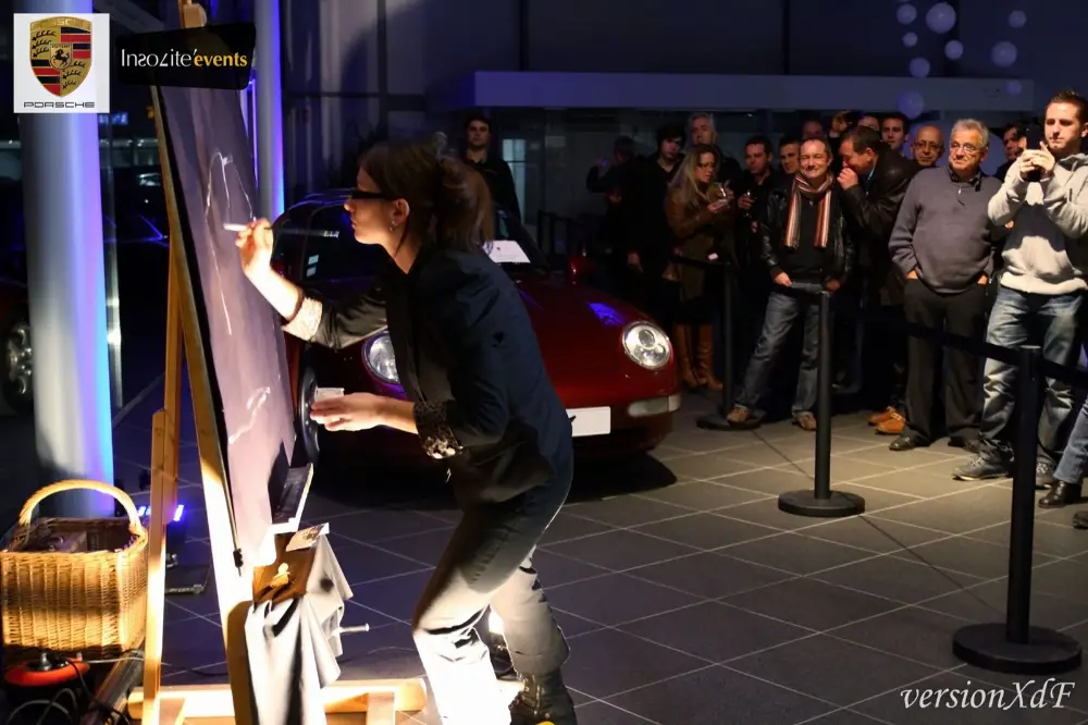 Démonstration de peinture live lors d’un événement automobile Porsche, animation artistique proposée par une agence événementielle