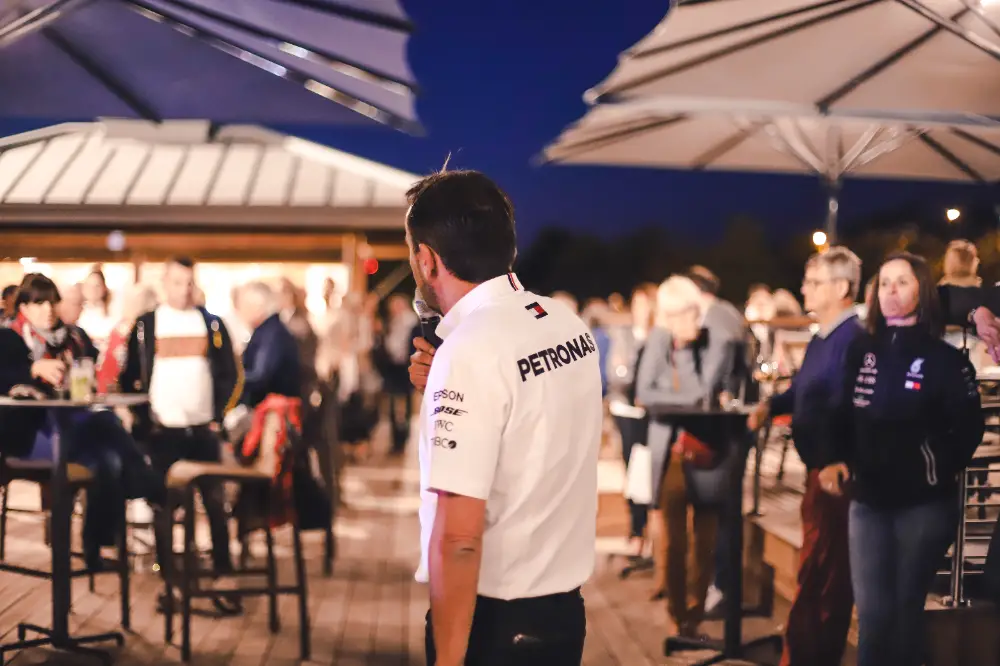 Présentation de marque automobile Petronas en terrasse, animée par un speaker lors d’un événement corporate organisé par une agence événementielle