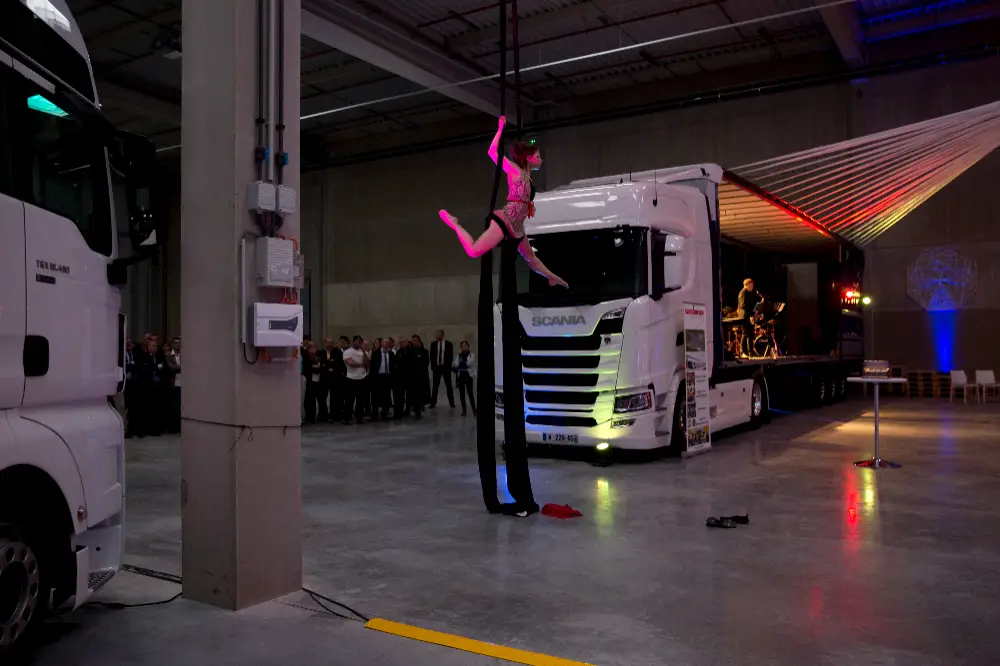 Performance aérienne artistique pendant un lancement de camion Scania orchestré par une agence événementielle spécialisée dans l'automobile