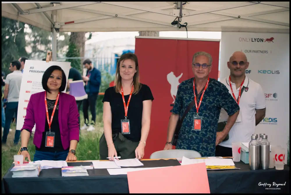 Équipe d’accueil à un stand d’information lors d’un événement corporate à Lyon, ambiance chaleureuse
