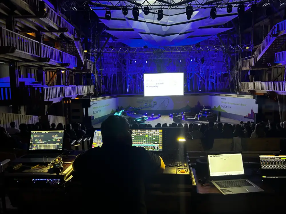 Vue depuis la régie technique d'un événement professionnel en lumière bleue à Orléans