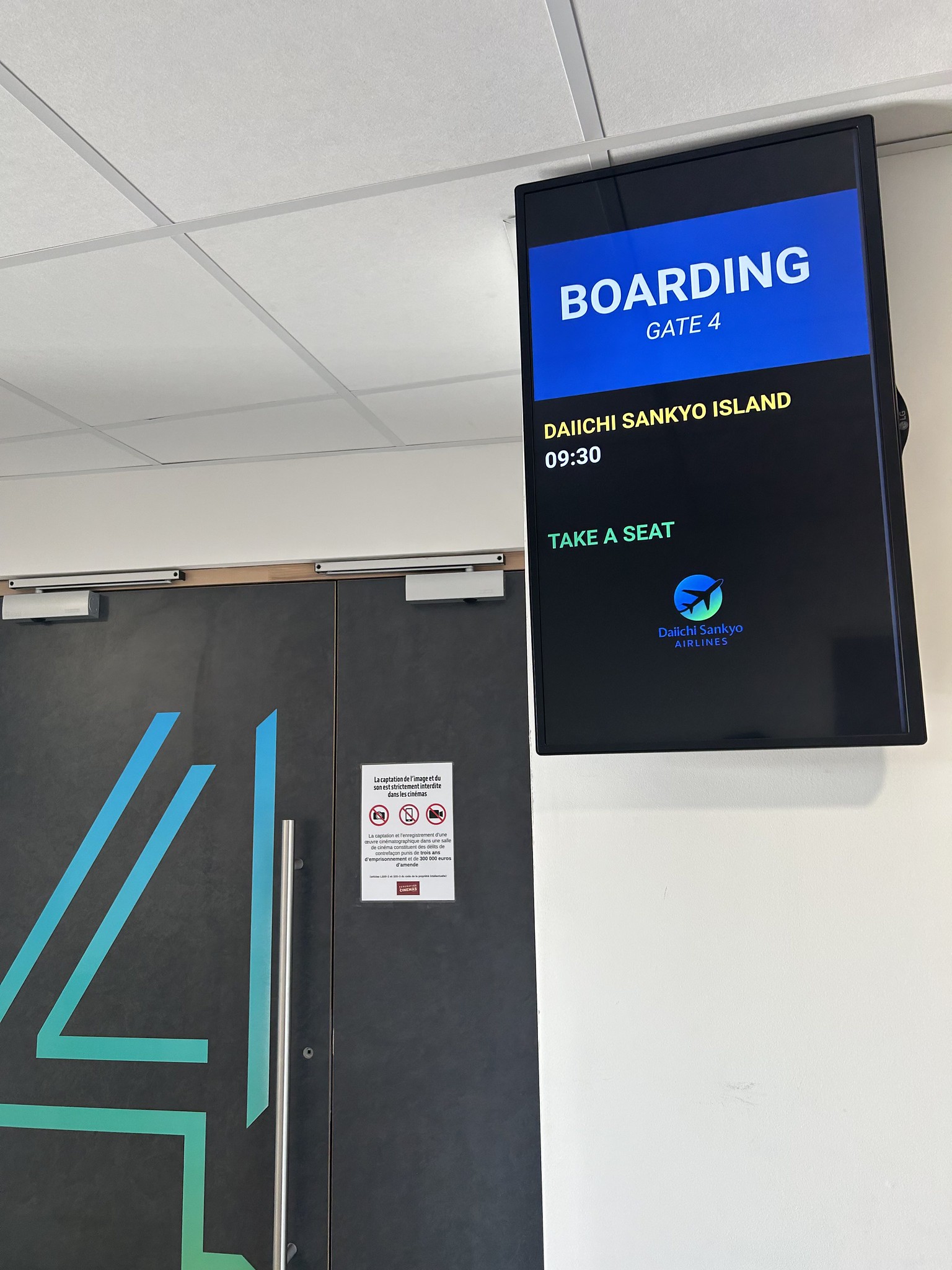 Écran d’embarquement simulé lors d'une soirée à thème entreprise sur le thème de l’aviation, organisé par INNOV’events.