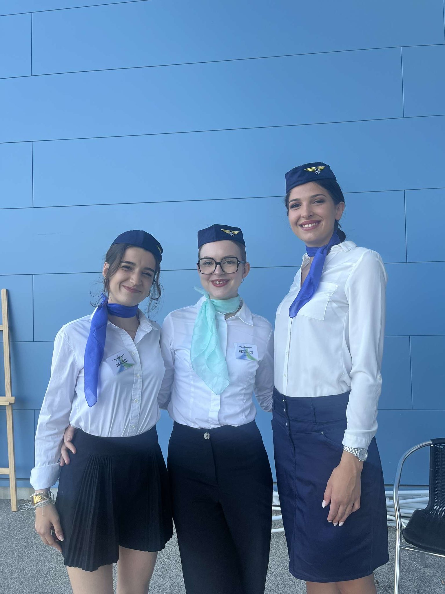 Animatrices costumées en hôtesses de l’air accueillant les invités lors d’un séminaire à thème voyage organisé par INNOV’events.