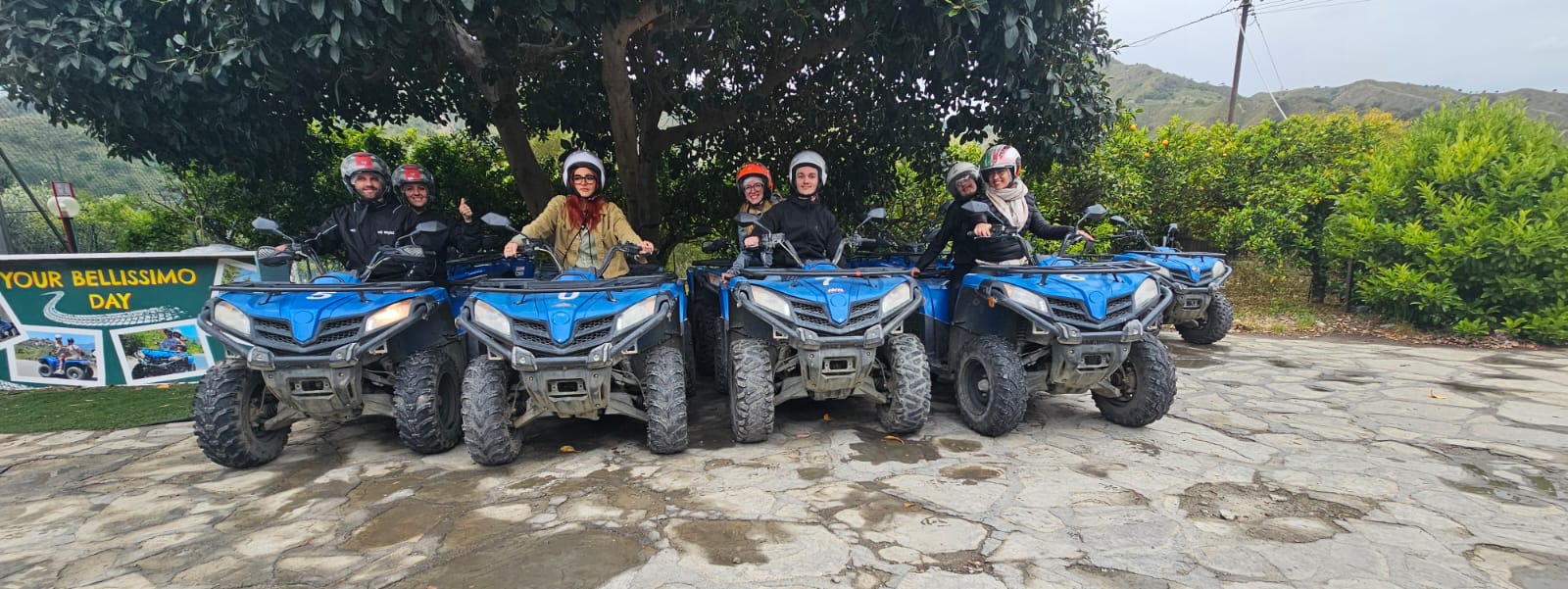 Off programme bleisure : photo de groupe après une activité aventure en plein air