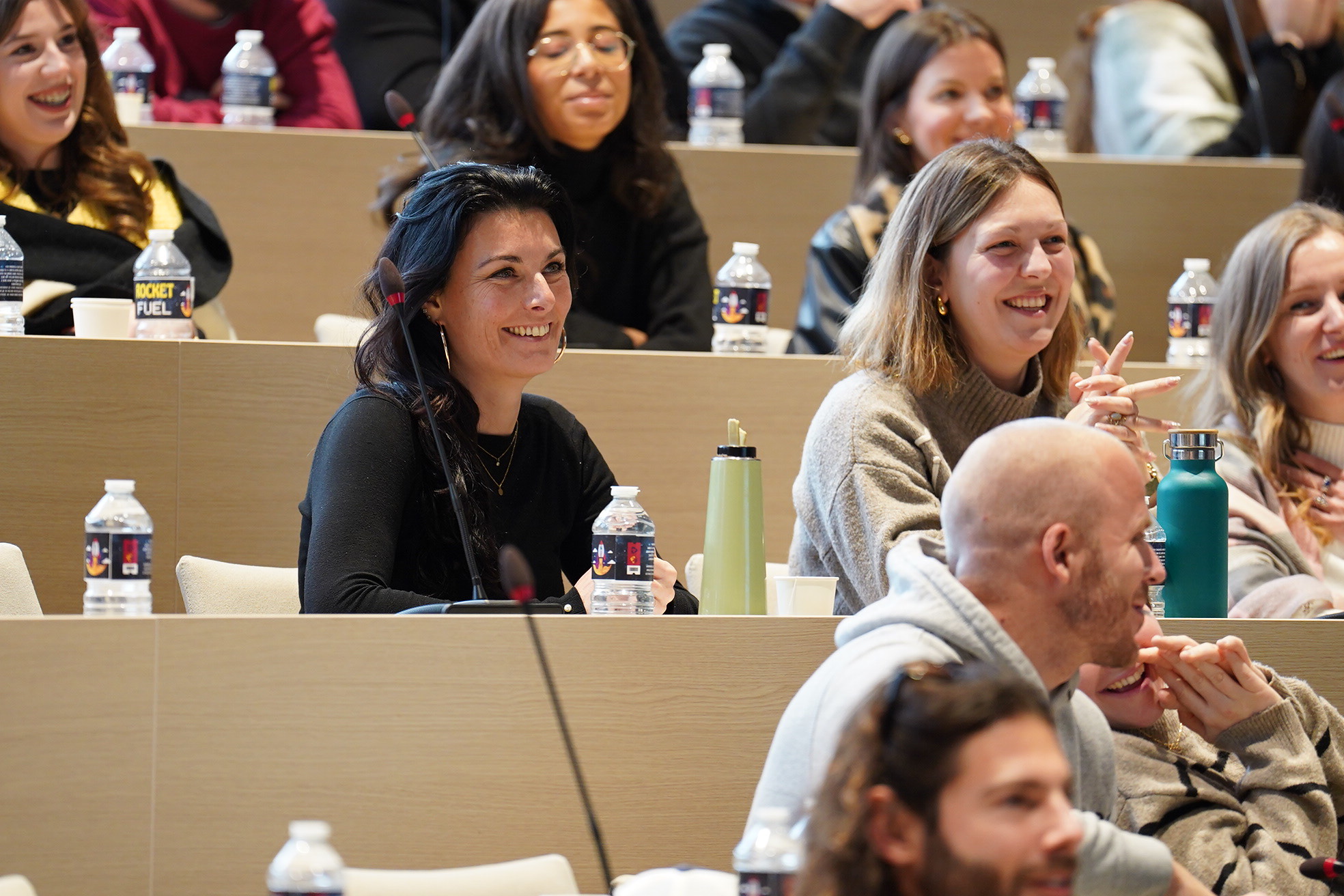Participants souriants et échanges pendant un symposium organisé par INNOV’events