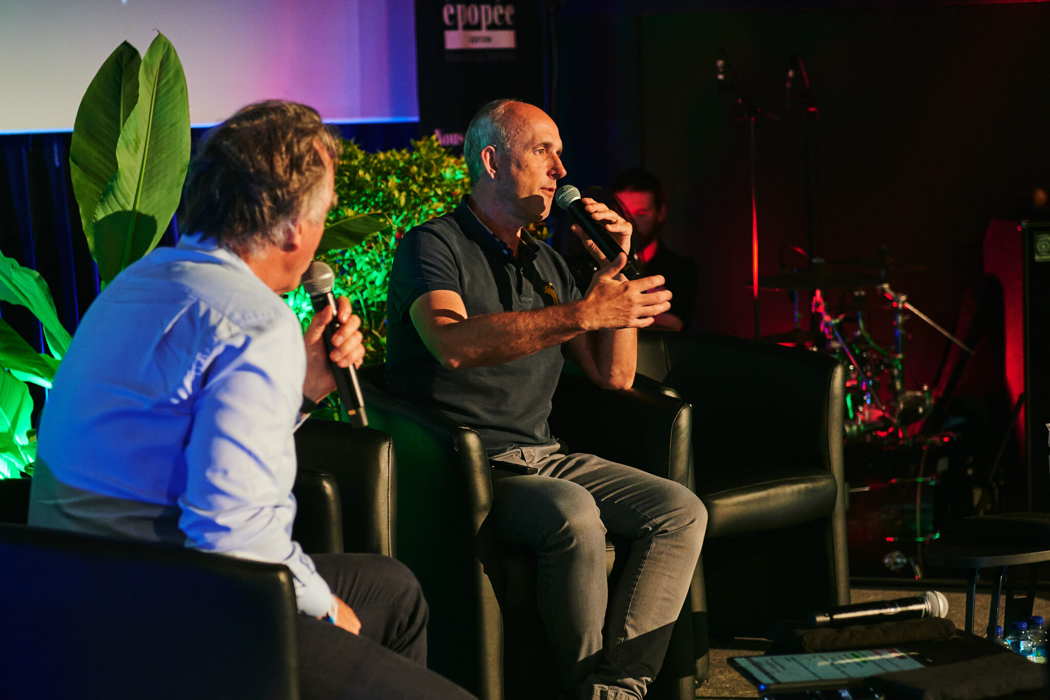 Table ronde d’experts sur scène face au public lors d’un symposium organisé par INNOV’events