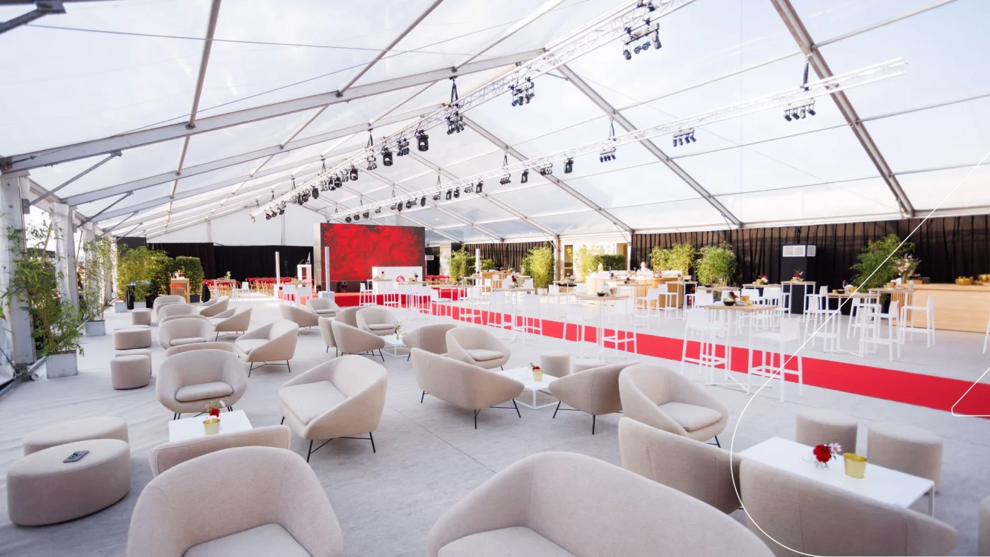 Séminaire d'entreprise Bruxelles scène pitch kick-off codir — INNOV'events agence événementielle