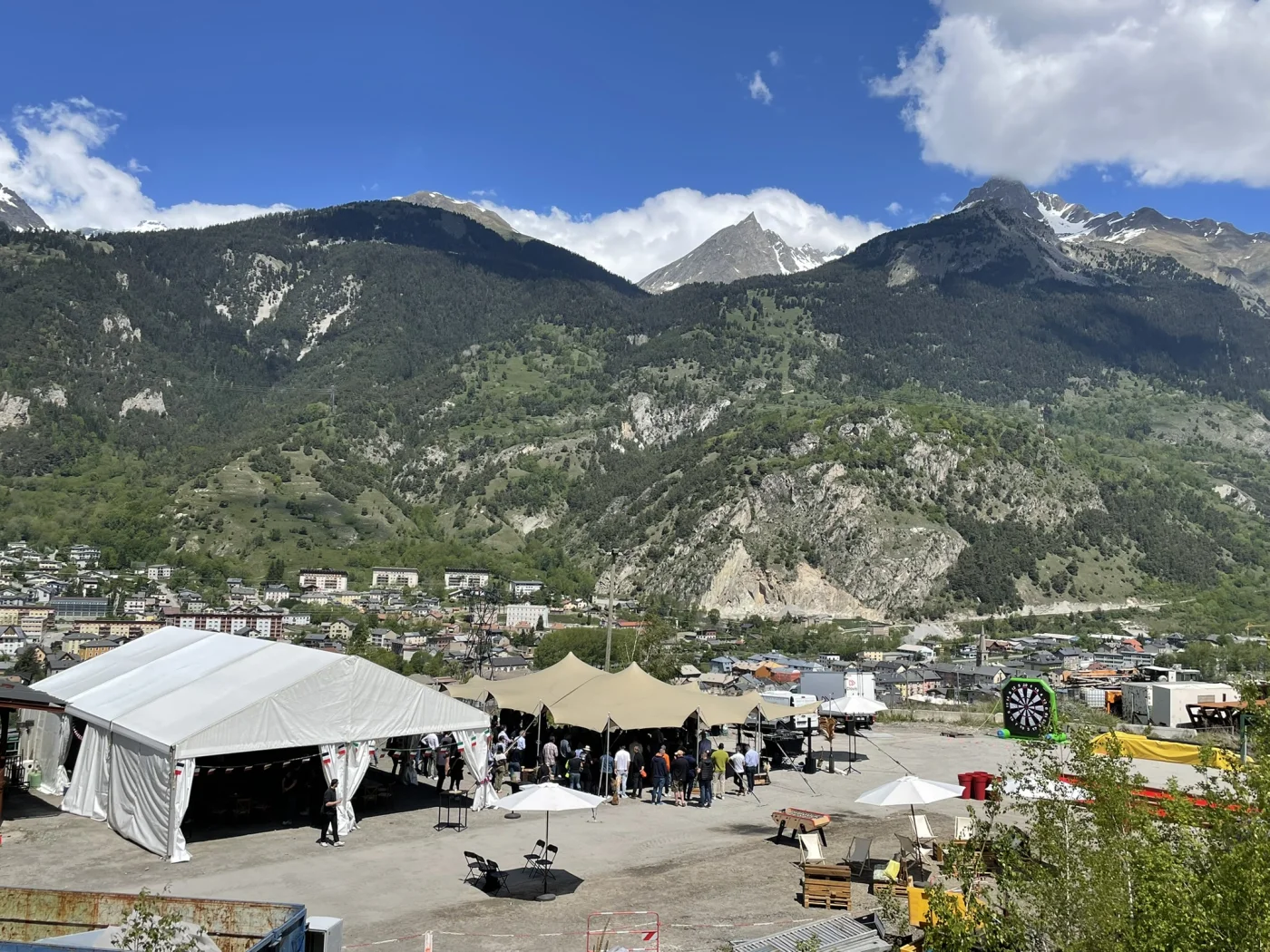 Séminaire d'entreprise Chambéry scène pitch kick-off codir — INNOV'events agence événementielle