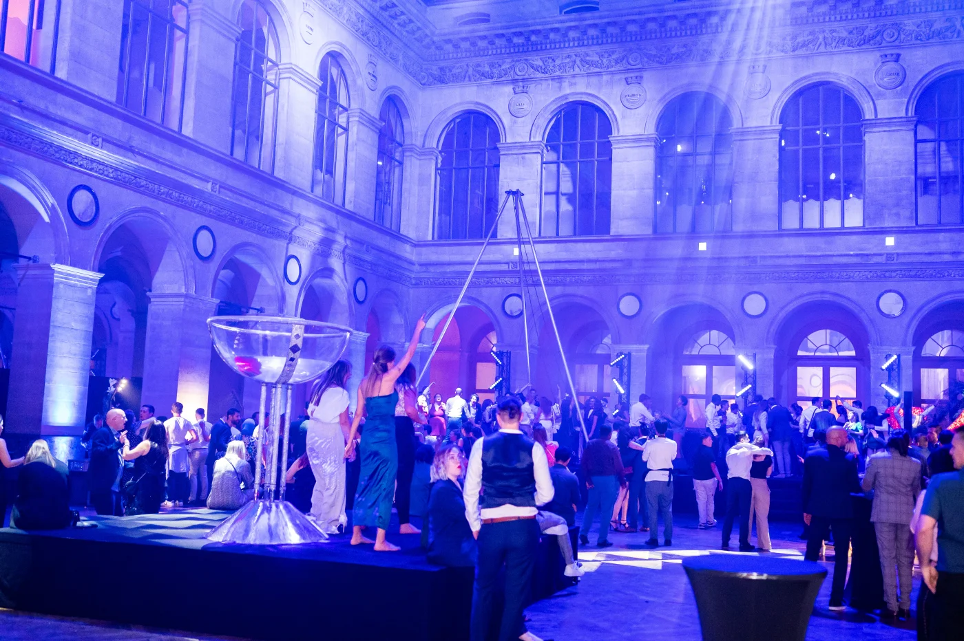 Séminaire d'entreprise Paris scène pitch kick-off codir — INNOV'events agence événementielle