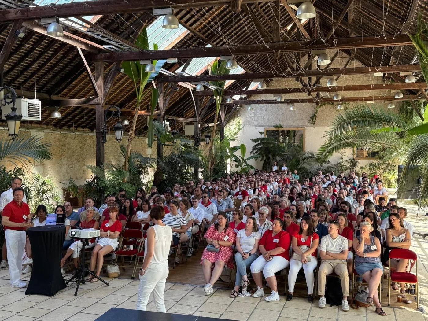 Animation convention d'entreprise Angers participants en plein air bords de Maine vignobles anjouins — INNOV'events organisation événements