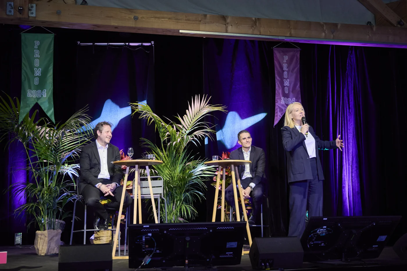 Animation convention Annecy groupe en plénière extérieure face au lac et aux massifs alpins — INNOV'events organisation événements