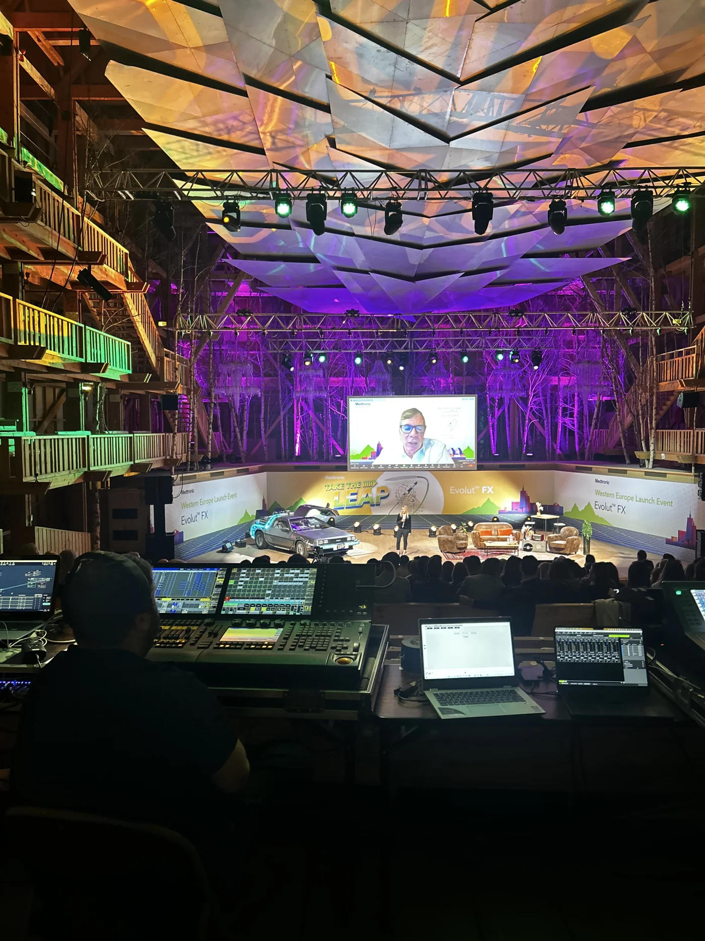 Animation convention Annecy groupe en plénière extérieure face au lac et aux massifs alpins — INNOV'events organisation événements