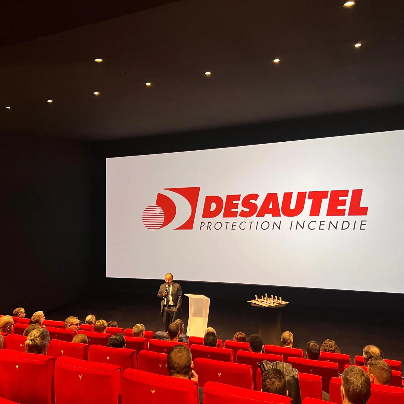 Convention entreprise Dijon salle plénière avec vue sur les toits de tuiles vernissées de la vieille ville — INNOV'events