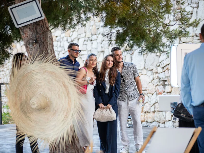 Animation convention Toulon participants en extérieur sur le front de mer rade méditerranéenne — INNOV'events organisation événements