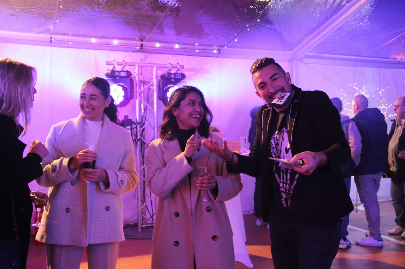 Animation convention Toulon participants en extérieur sur le front de mer rade méditerranéenne — INNOV'events organisation événements